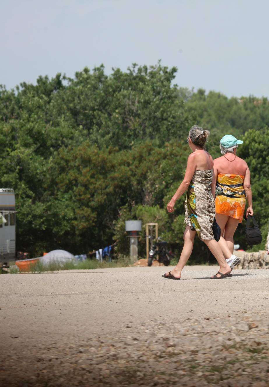 Bondi Beach-Park Couple - 1